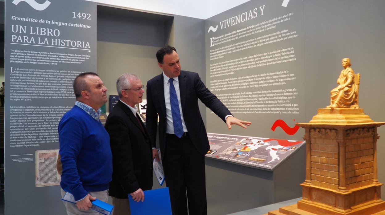 El alcalde, José Benito Barroso, a la derecha, y el coordinador de la UNED en Lebrija, Fernando Pérez, presentan a Eladio Bodas, en el centro, la exposición permanente sobre Elio Antonio de Lebrija