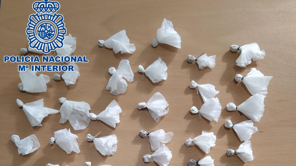 Dos detenidos en Sanlúcar por tráfico de drogas cuando portaban papelinas de cocaína