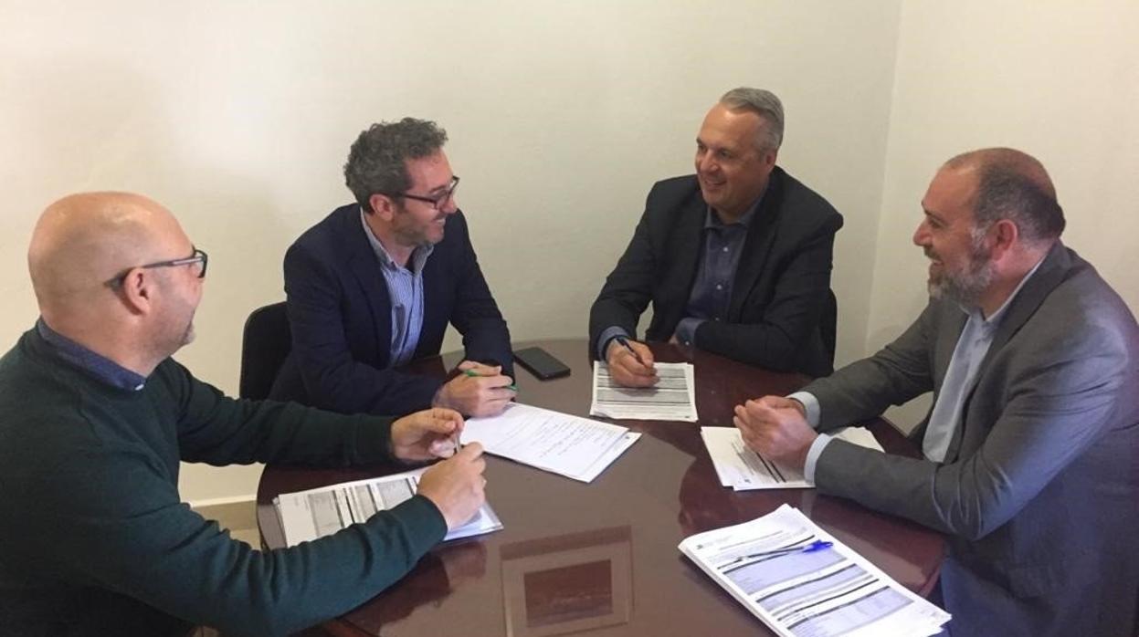 Reunión del responsable del área de Servicios Económicos, Hacienda y Recaudación de Diputación, Juan Carlos Ruiz Boix, con el alcalde de Puerto Serrano, Daniel Pérez