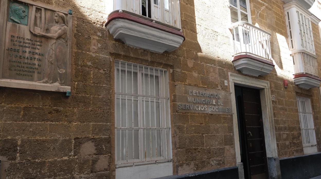 Placa que aún luce en la fachada de su casa natal de Isabel la Católica.