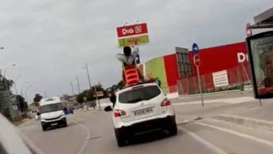 Vídeo: Otro joven más viajó montado en un tobogán sobre el techo de un coche en Chiclana