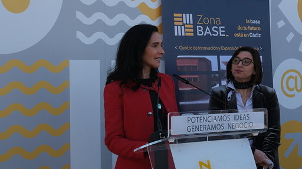 La representante de Incyde, junto a la delegada de Zona Franca.