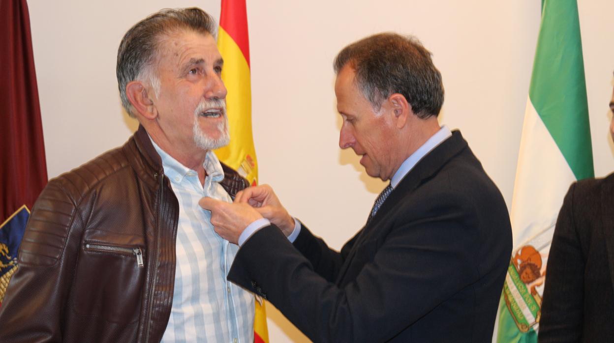 Chiclana rinde homenaje a Bartolomé Sánchez Román, conserje del colegio Al-Andalus durante casi 40 años