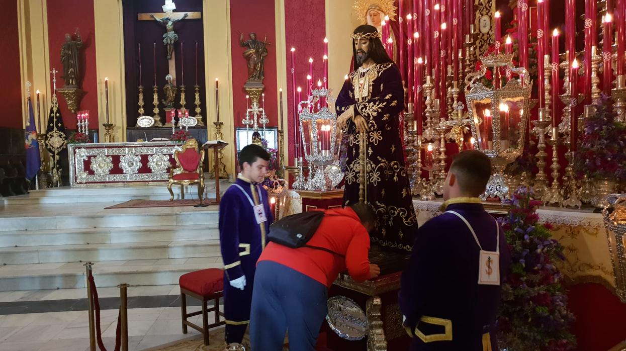 Besapié en la San Fernando al Padre Jesús de Medinaceli.