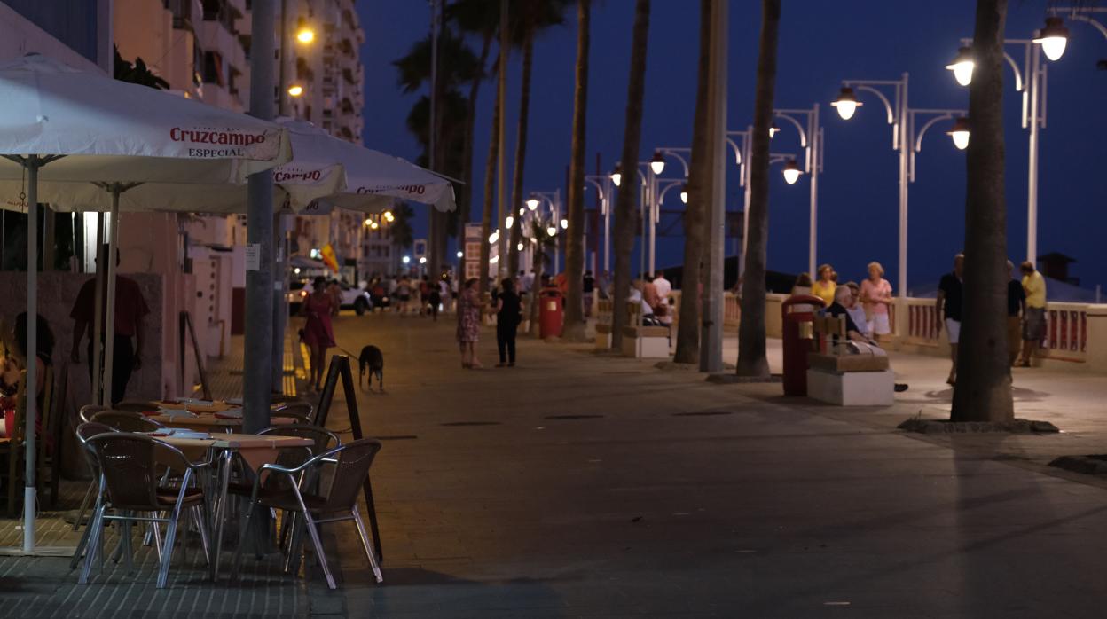 El paseo marítimo es peatonal desde Ingeniero La Cierva a Cortadura.