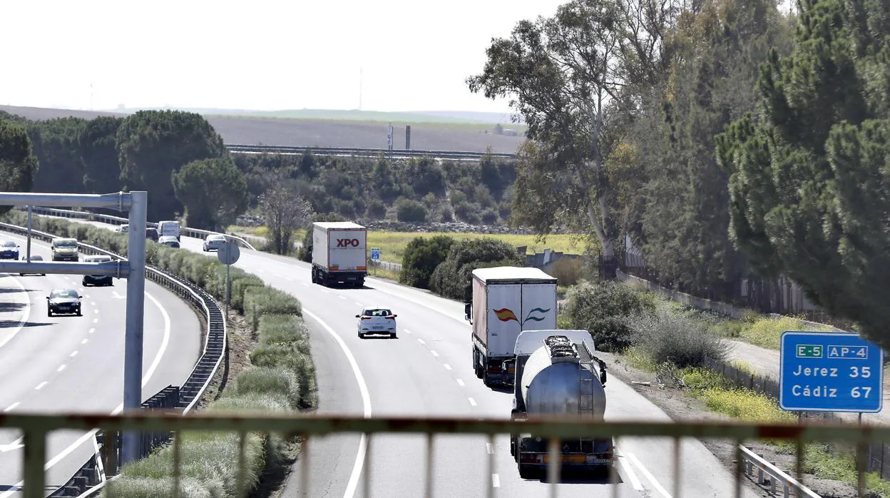 Imagen del tráfico registrado el pasado viernes en la autopista entre Sevilla y Cádiz en las inmediaciones de Las Cabezas