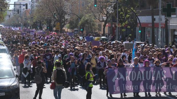 La izquierda enarbola la bandera del feminismo en la manifestación del 8-M Cádiz
