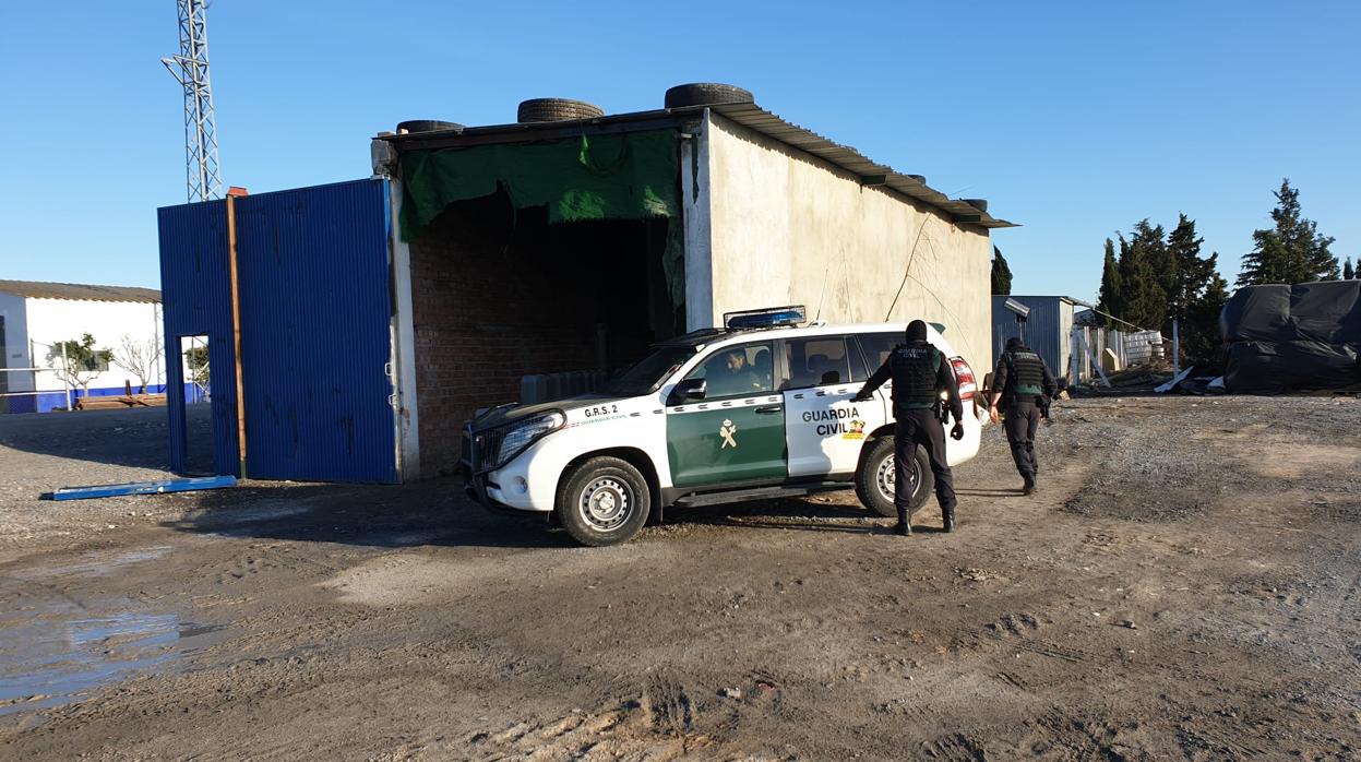 Almacén de combustible para narcolanchas situado en Lebrija y uno de los objetivos de la redada