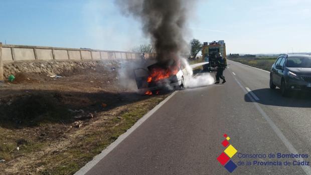 Aparatoso incendio de un vehículo en El Puerto de Santa María