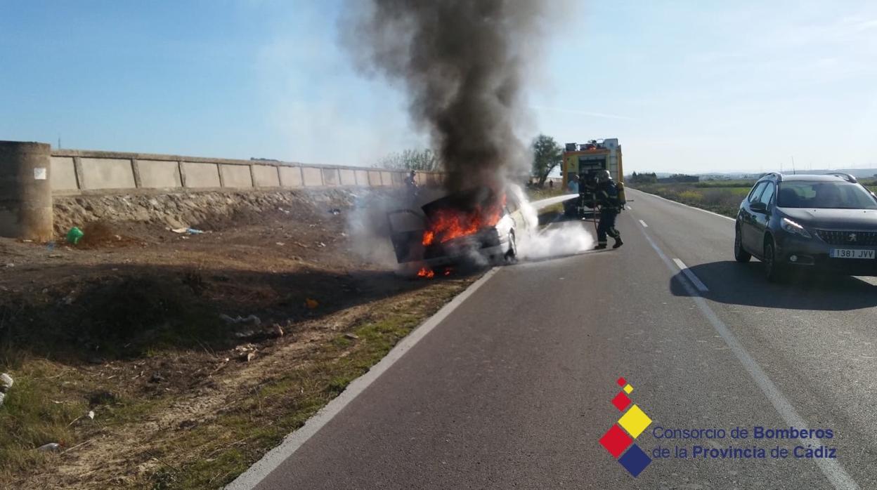 Aparatoso incendio de un vehículo en El Puerto de Santa María