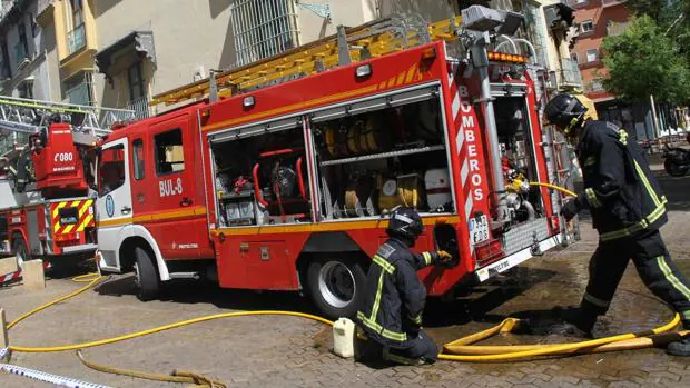 Evacuado un hombre al hospital tras resultar afectado en el incendio de su vivienda en Alcalá de Guadaíra