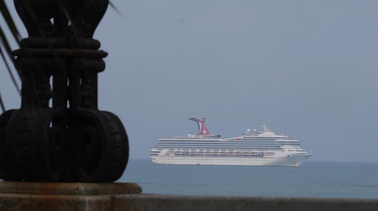 El 'Carnival Victory' entrando esta mañana en la Bahía