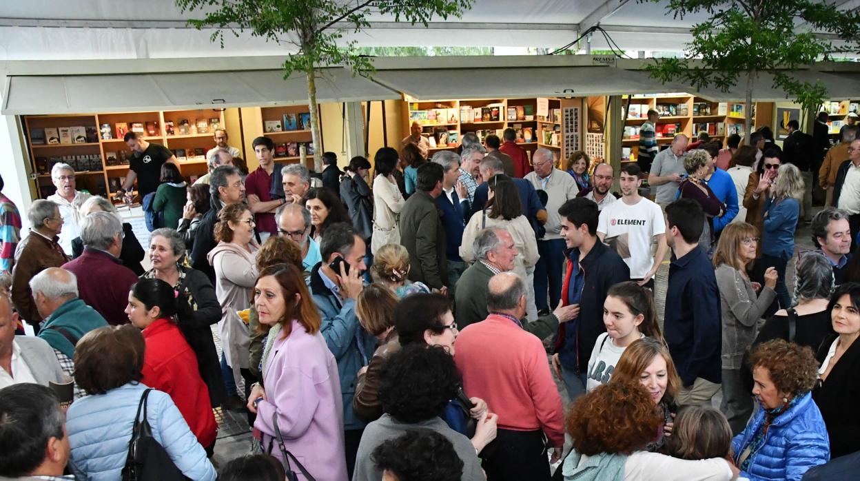 Imagen de una edición pasada de la Feria del Libro de Tomares