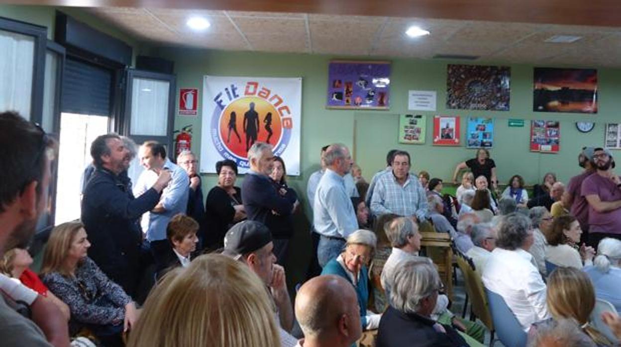 Foto de archivo de una reunión de vecinos de una asociación de Cádiz.