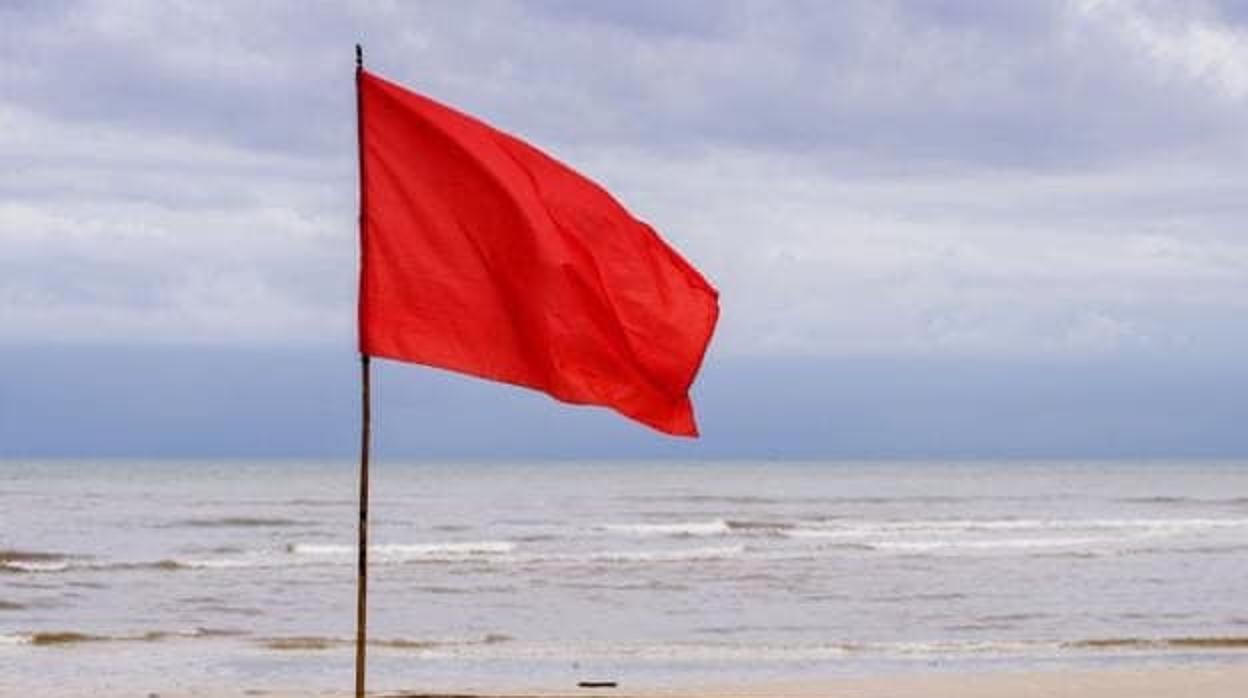 Bandera roja en la playa del Palmar, de Vejer de la Frontera.