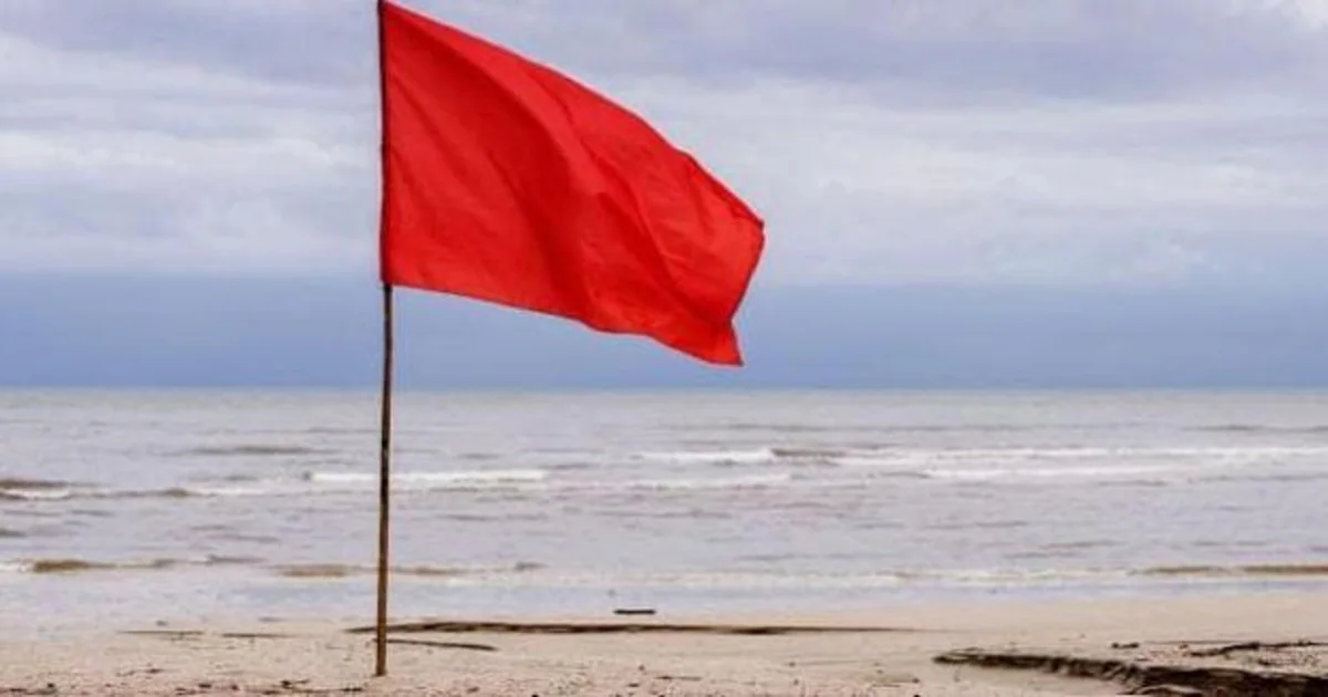 Bandera roja en la playa del Palmar, de Vejer de la Frontera.