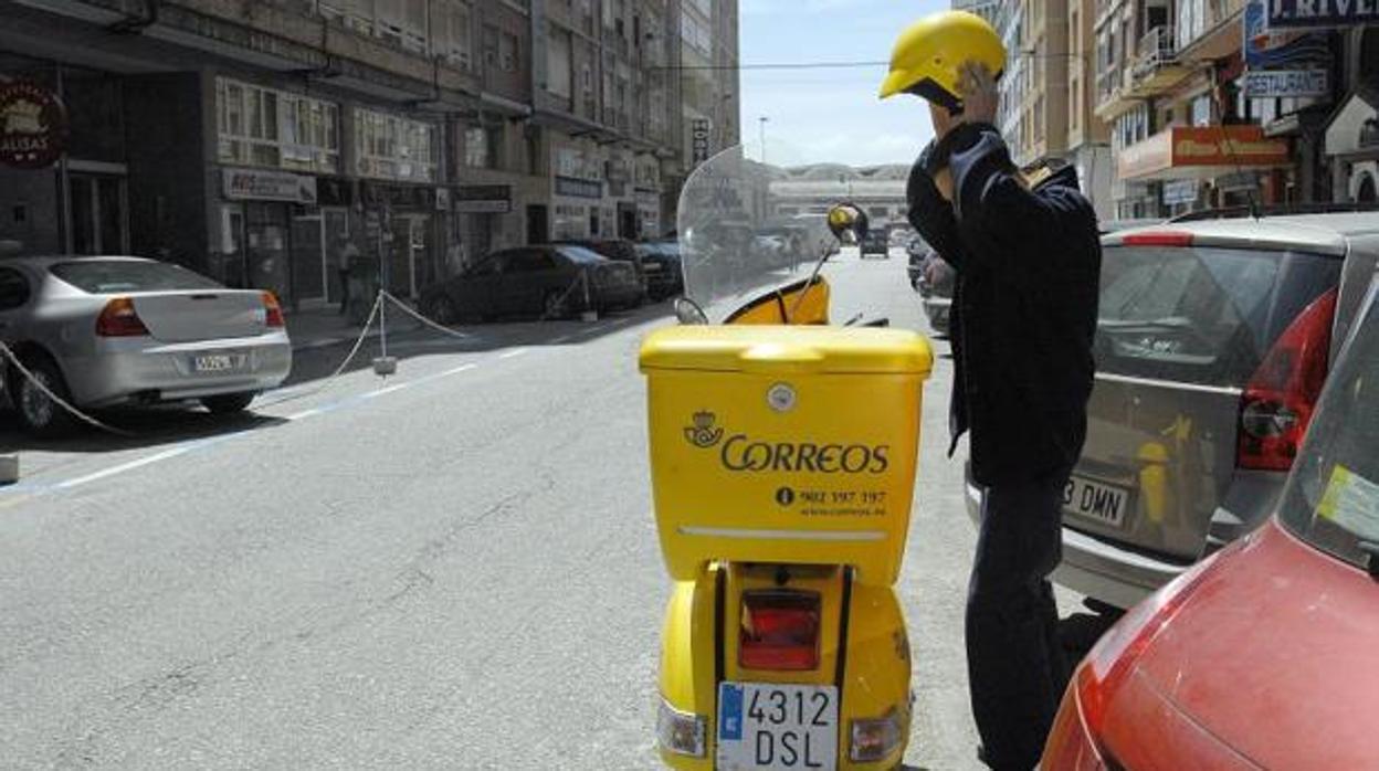 Uno de los carteros de correos.