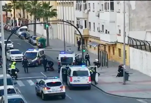Una bronca tras saltarse el confinamiento en Cádiz acaba con dos detenidos