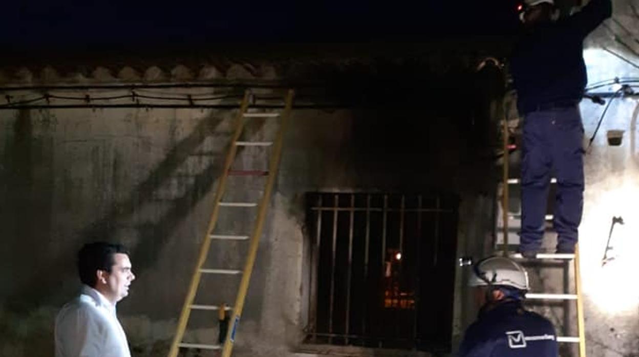 El edil de Cs estuvo con los operarios de Endesa que repararon la situación de los vecinos del poblado