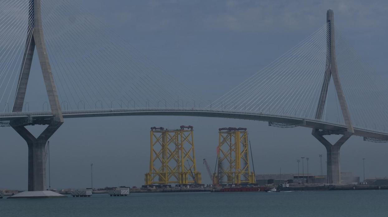 Vista de las dos 'jackets' enmarcadas por el segundo puente