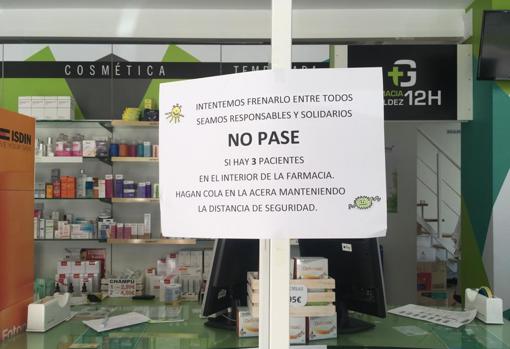 Una calle de cola para entrar al supermercado en Cádiz