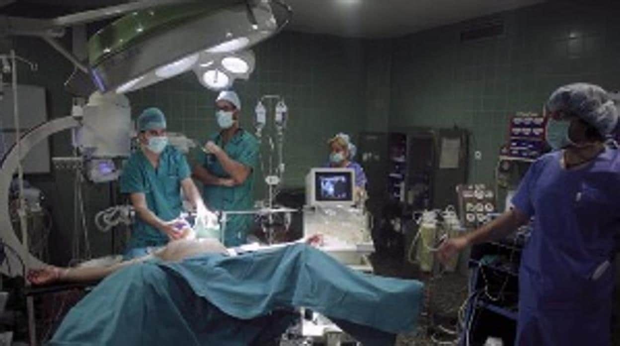 Los hospitales de Cádiz atienden consultas por teléfono y suspenden las operaciones por el coronavirus