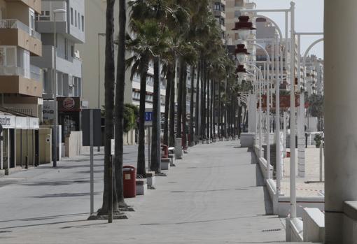 El Paseo Marítimo de Cádiz, sin viandantes.