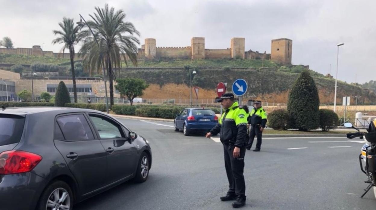 La Policía Local realiza patrullas de vigilancia en la calle para el cumplimiento de las normas