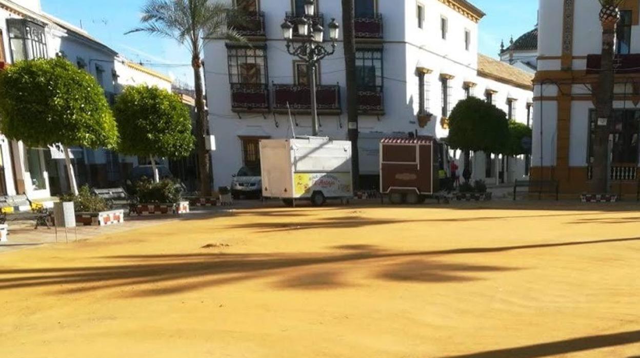 Plaza de la Corredera de Arahal donde estaban sentados los jóvenes.