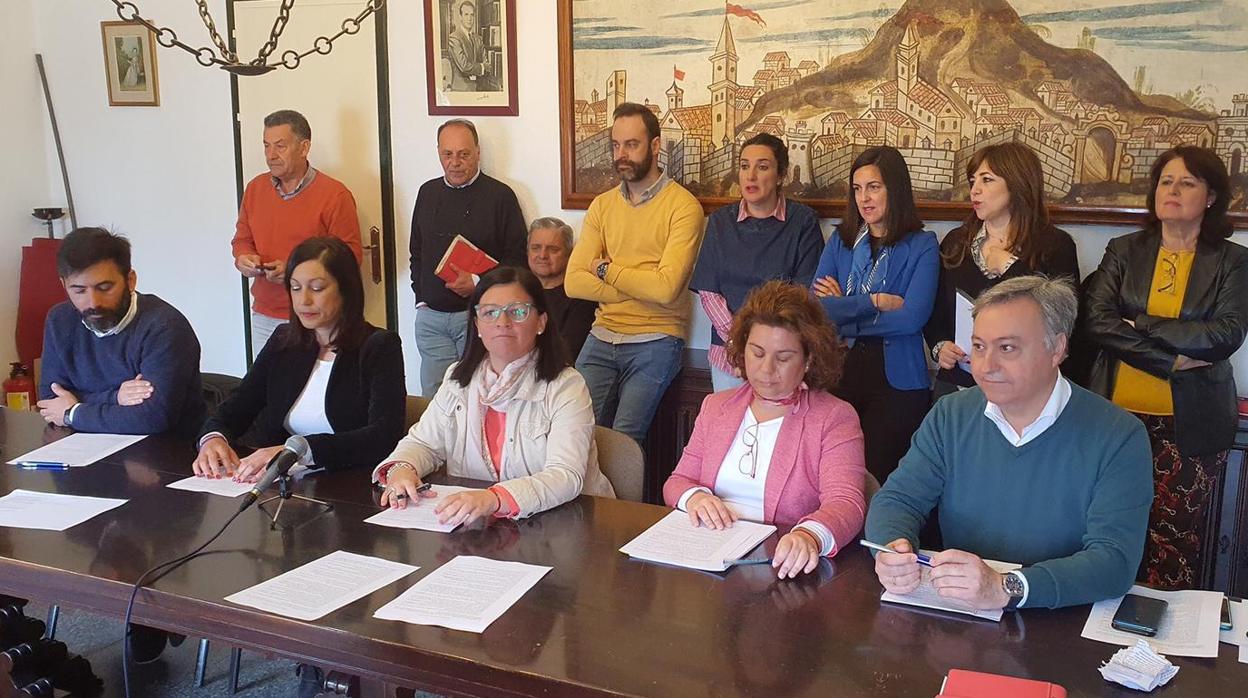 La Corporación municipal al completo en la firma de un Protocolo el pasado viernes.