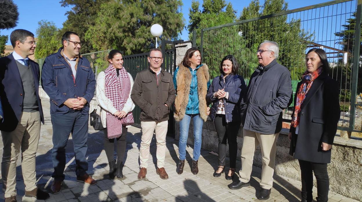 Miembros del grupo municipal del PP de El Cuervo junto a representantes de las ejecutivas populares de Andalucía y Sevilla en una reciente visita a la localidad