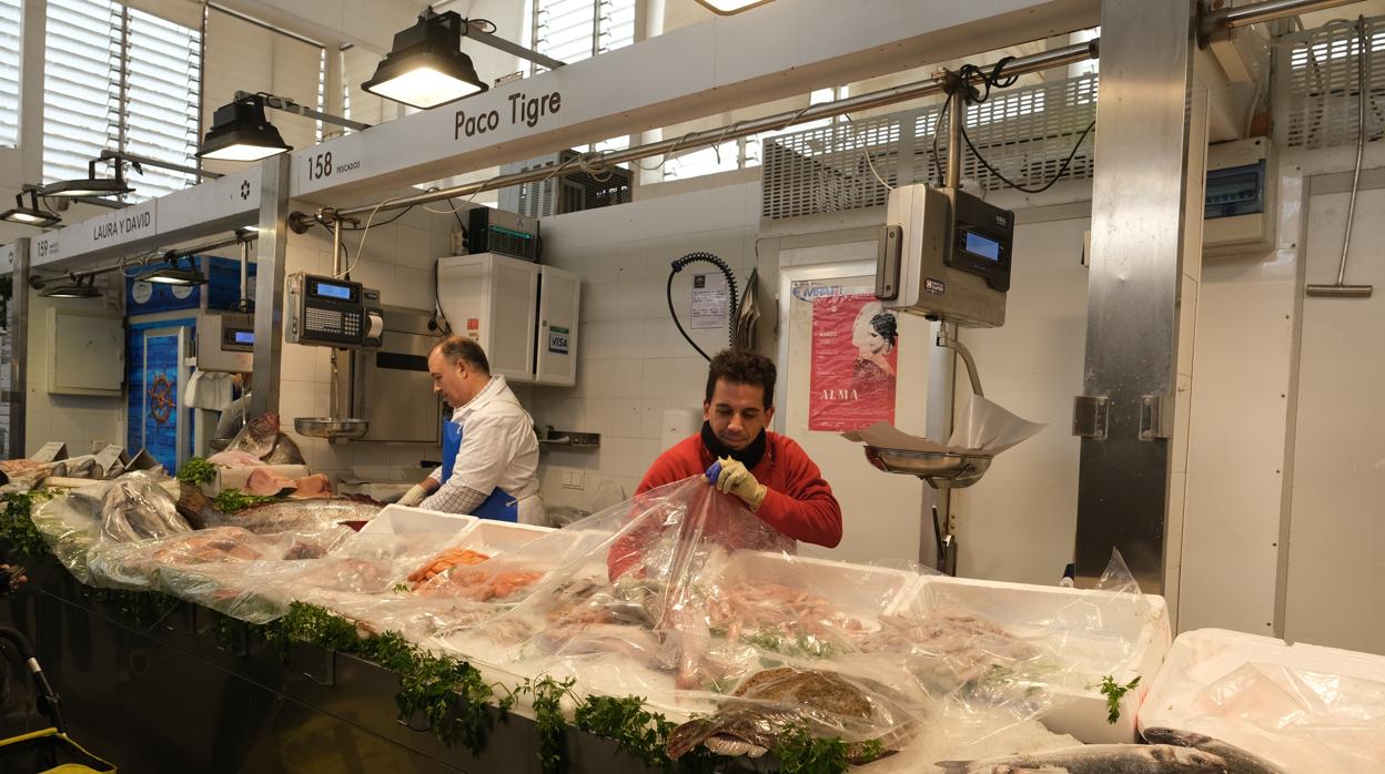 Una pescadería en el Mercado Central de Abastos durante la cuarta jornada de confinamiento.