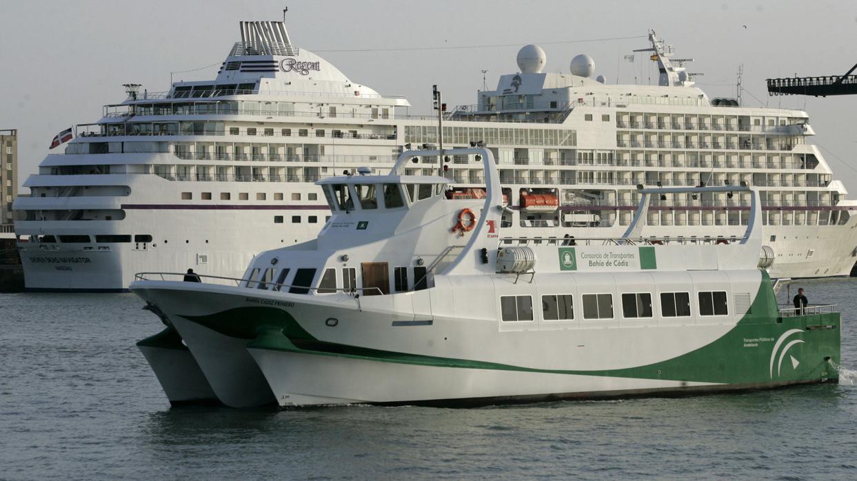 El catamarán de la Bahía de Cádiz suspende temporalmente su servicio