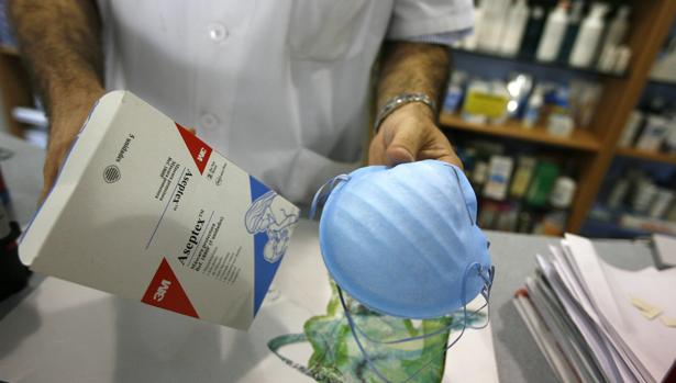 Los farmacéuticos indignados tras descartarse su necesidad de protección frente al Covid-19