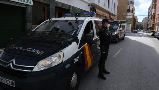 Al menos medio centenar de policías en Cádiz está aislado por posible contagio