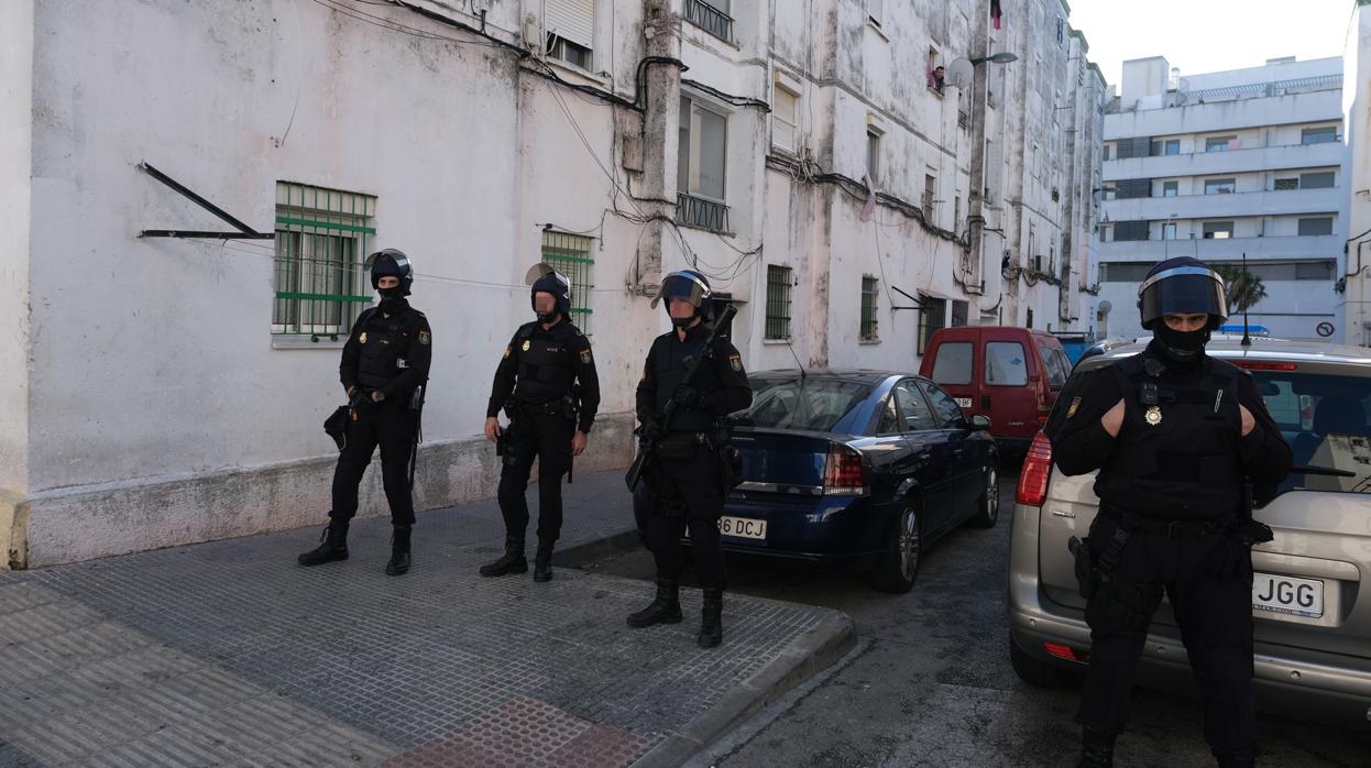 Agentes de la Policía Nacional durante un operativo.