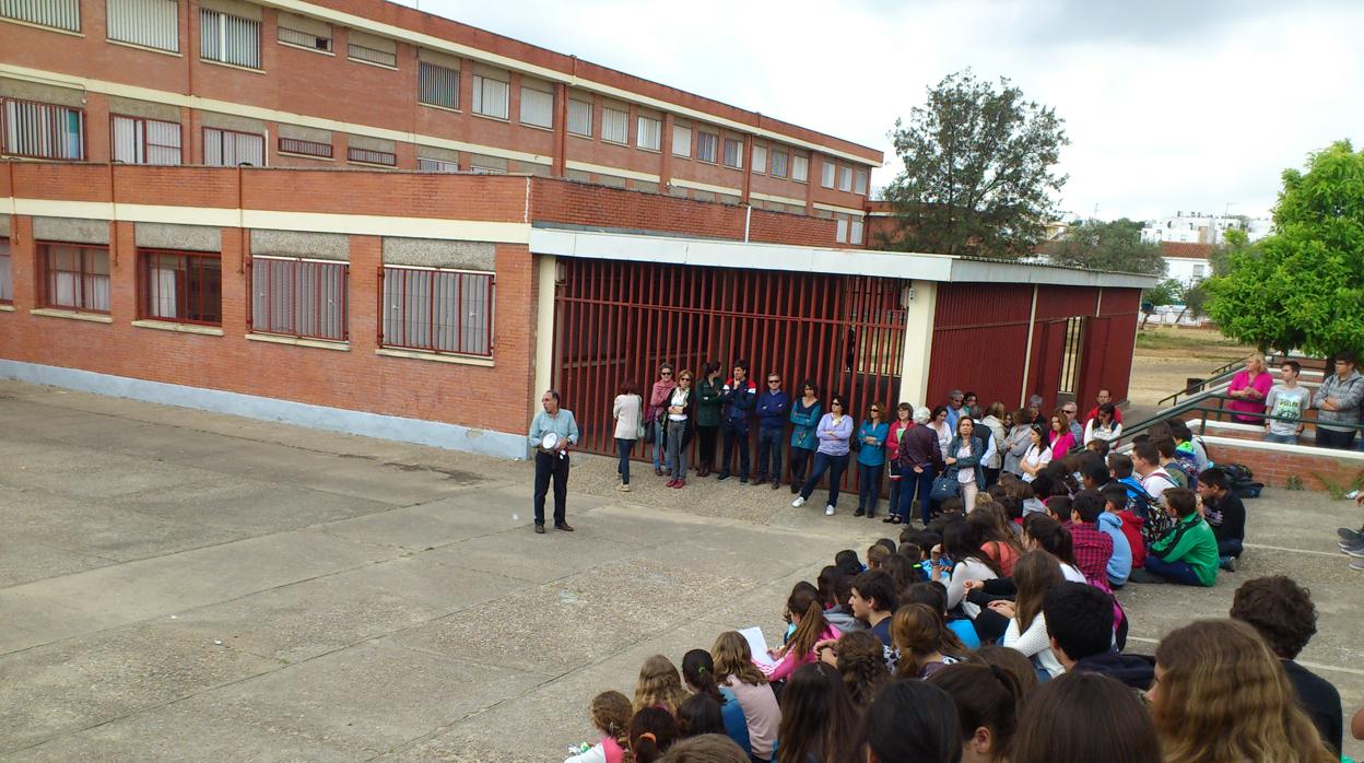 Alumnos en el patio del IES Cavaleri antes del decreto de alarma