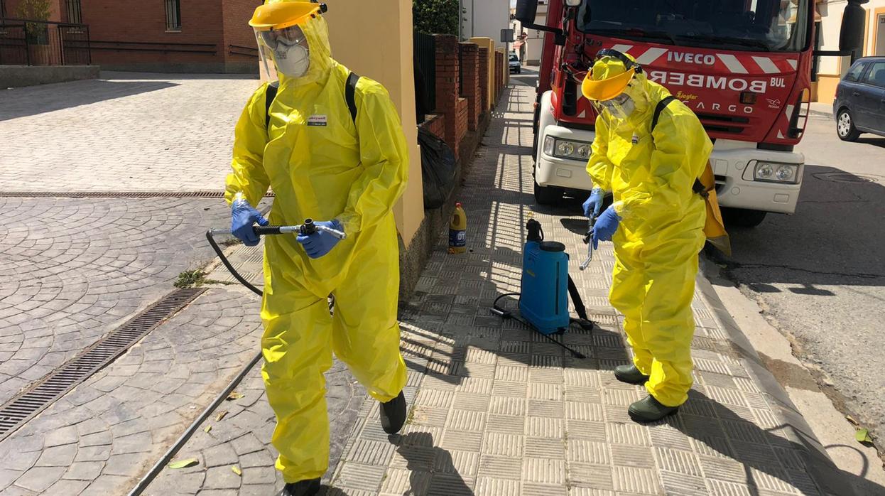 Dos bomberos antes de realizar las labores de desinfección de las residencias de la Diputación