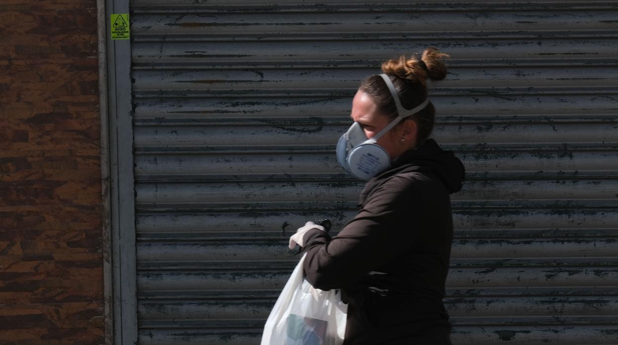 Una vecina de Cádiz en su salida a la compra durante el confinamiento.