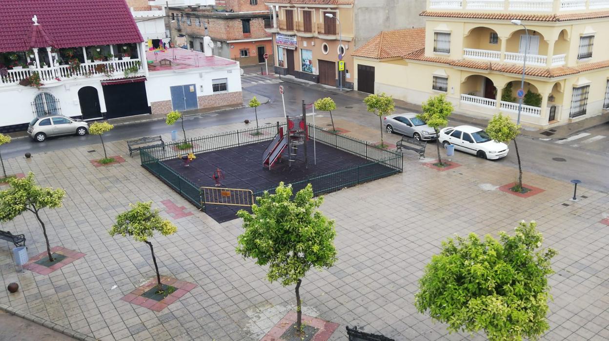 La plaza Francisca López de El Cuervo de Sevilla, un buen ejemplo de la soledad que conlleva el estado de alarma