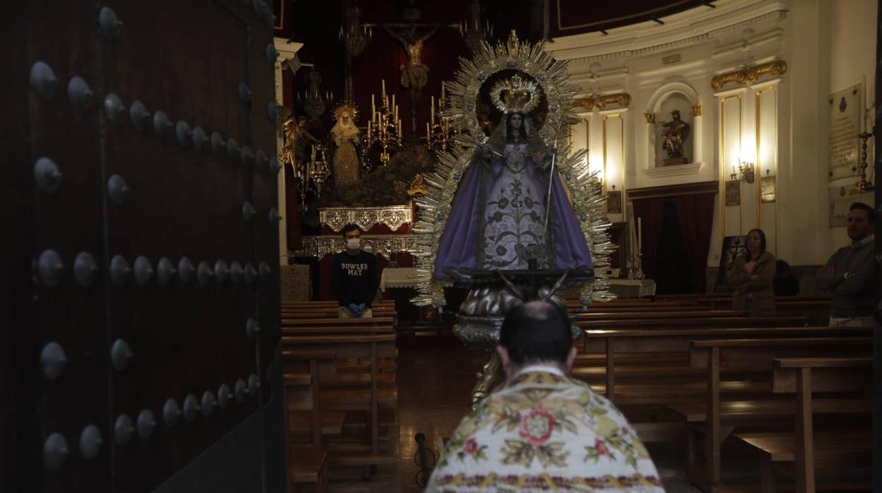 La Virgen de la Palma, en la puerta de la iglesia, para dar consuelo a los fieles