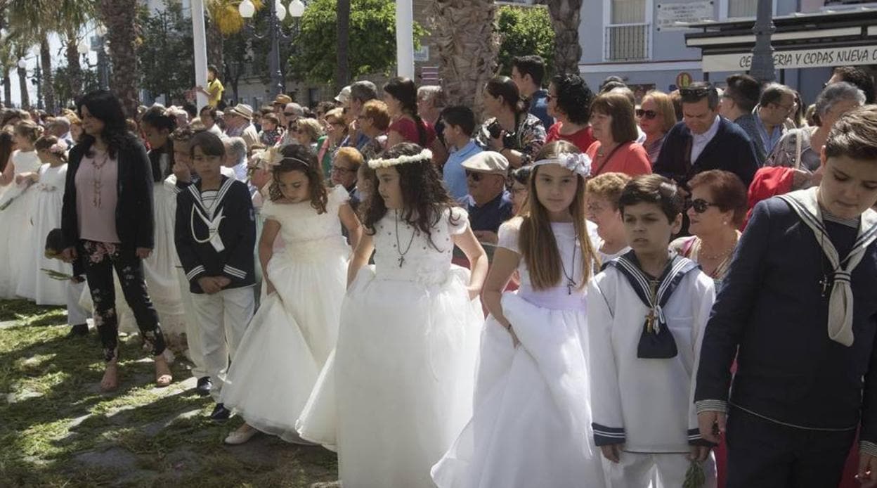 Niños de primera comunión en la procesión del Corpus de Cádiz