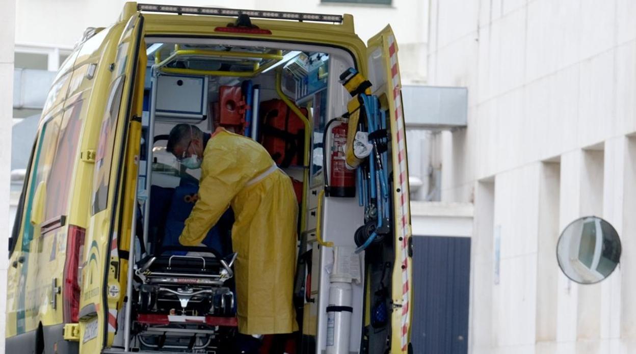 Ambulancia de urgencias en el Hospital Puerta del Mar.