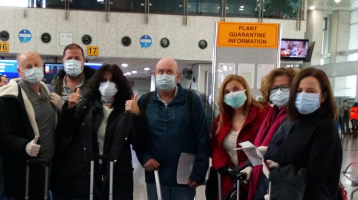 Los sanitarios posan en el aeropuerto de Tashkent, Uzbekistán