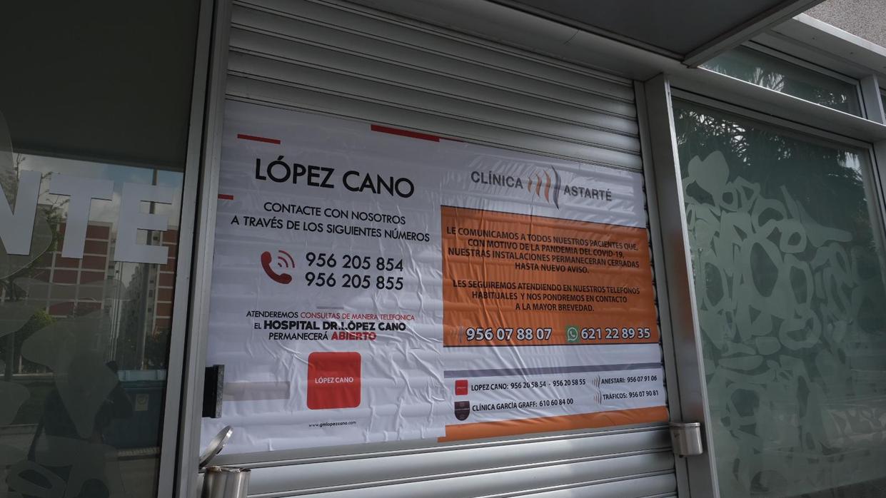 Cartel informativo en la entrada del centro clínico