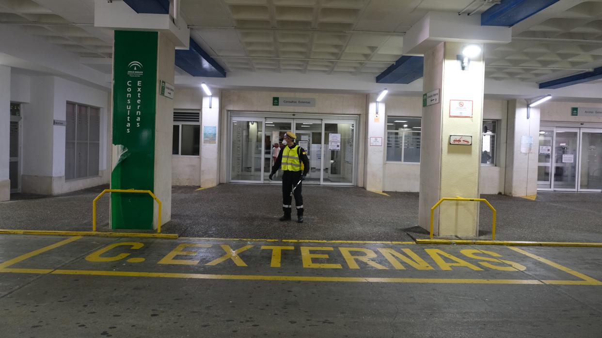 Un militar de la UME desinfectando el hospital Puerta del Mar días atrás.