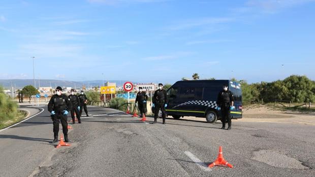 Barbate y Vejer cierran sus accesos por carretera durante el fin de semana