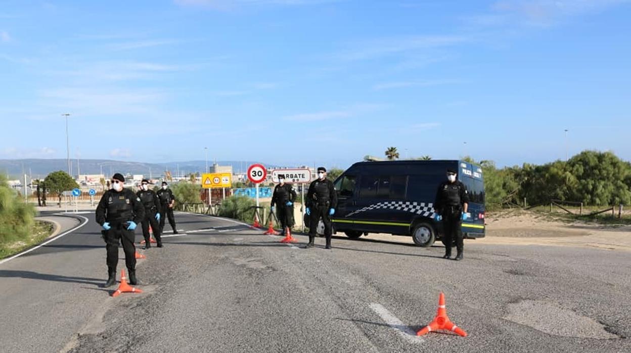 Control en uno de los accesos a Barbate