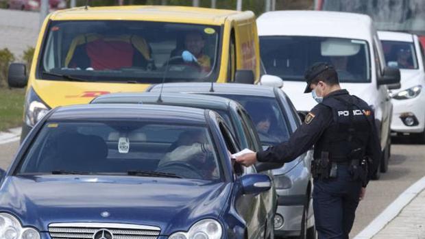 Persecución a ocho jóvenes que iban juntos saltándose el confinamiento en un coche robado en Algeciras