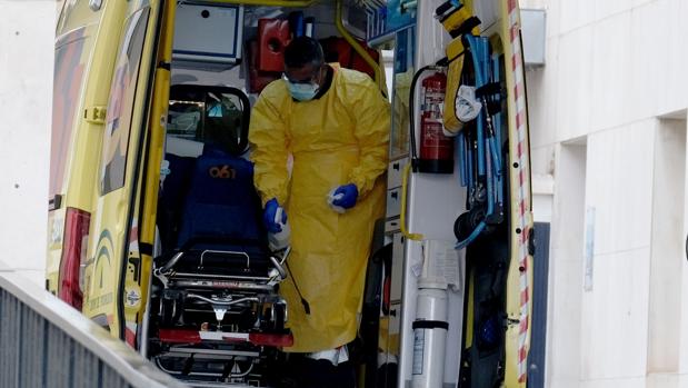 El CSIF lamenta que haya más de 400 profesionales sanitarios aislados en casa sin poder ejercer